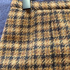 Vintage, Source unknown, 100% thick wool, houndstooth, side zipper midi skirt